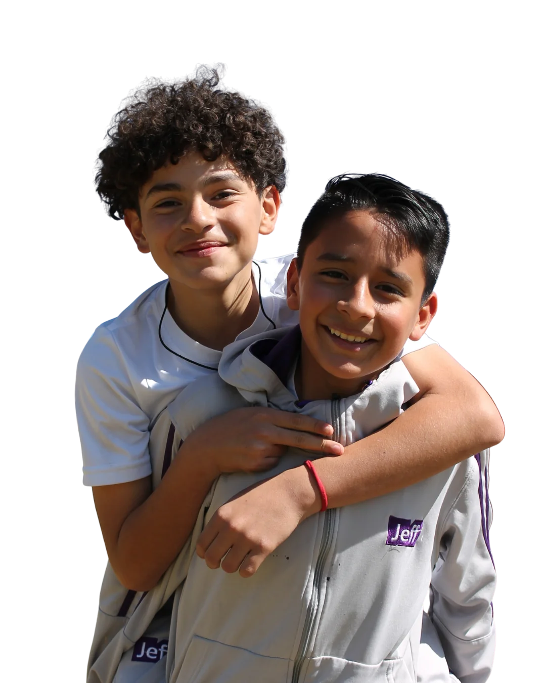 Dos alumnos de Secundaria Jefferson abrazados en el campus