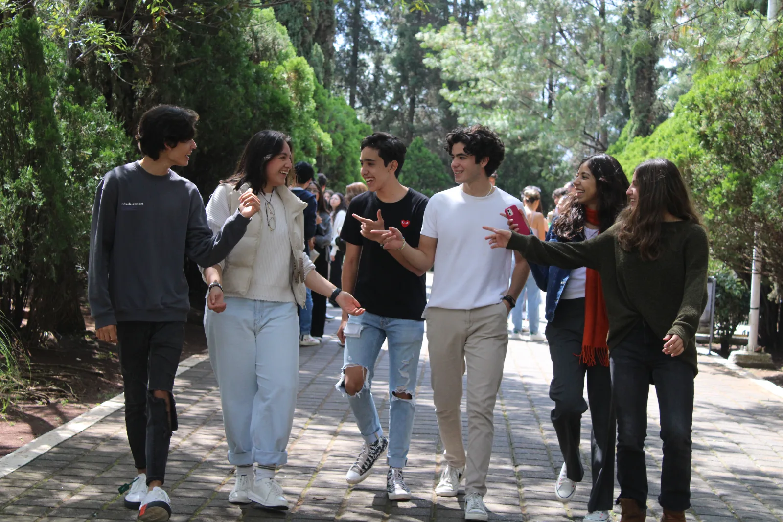 Alumnos del colegio Jefferson caminando por el campus