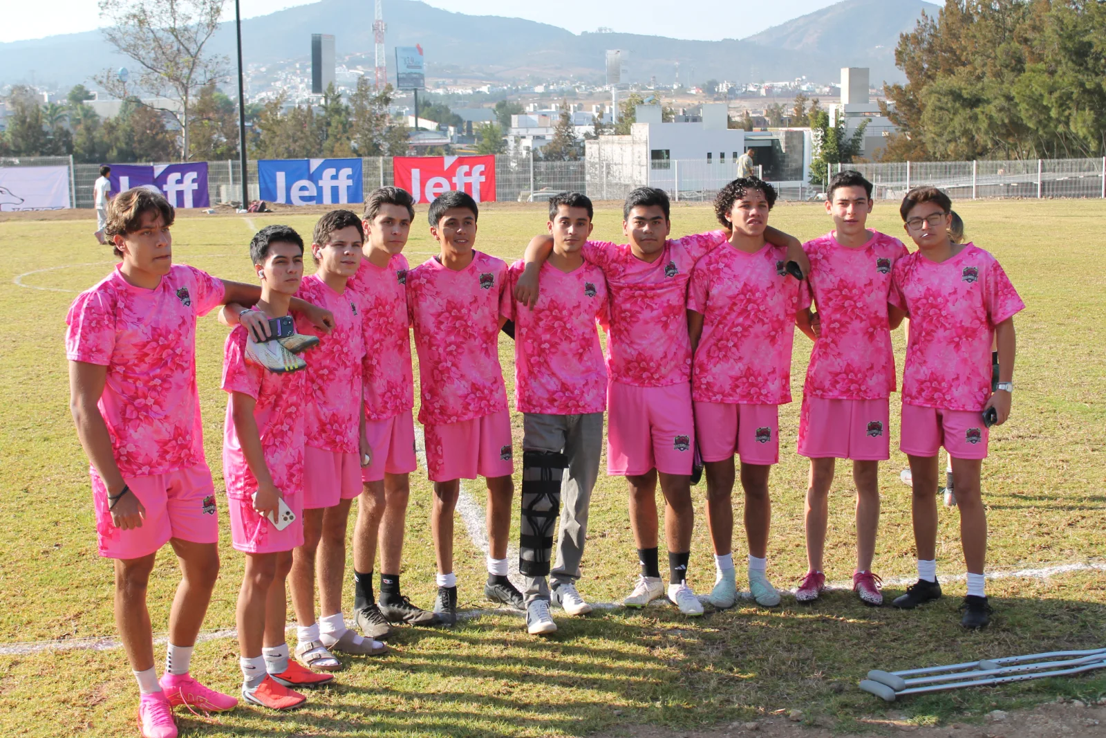 Equipo representativo de Bachillerato en la cancha del campus