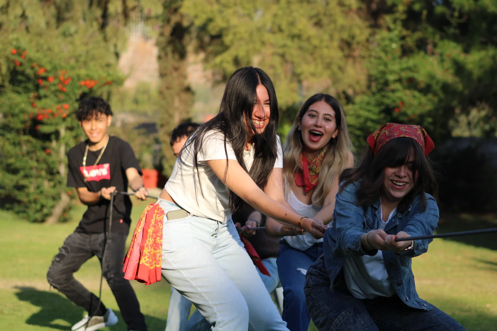 Alumnas jugando tira y afloja en las áreas verdes