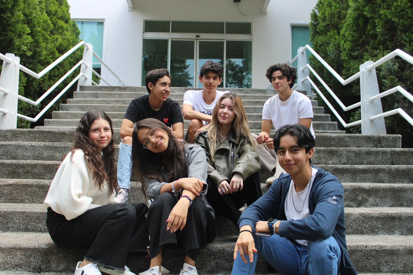 Grupo de alumnos de Bachillerato en las escaleras del campus
