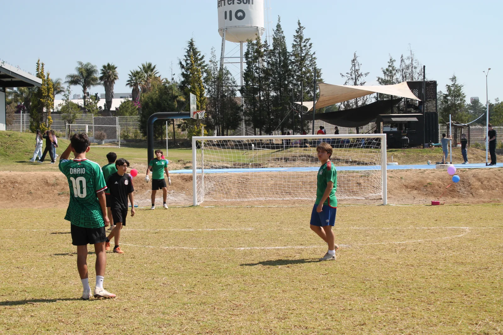 Cancha de futbol del campus con alumnos jugando