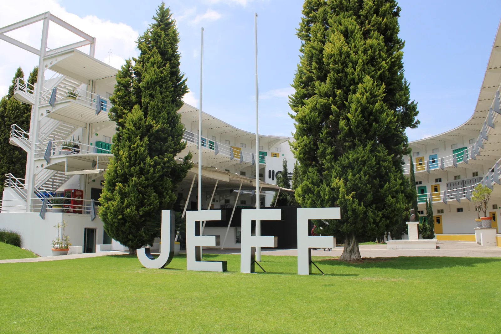 Letras JEFF en el jardín del campus Jefferson en Morelia