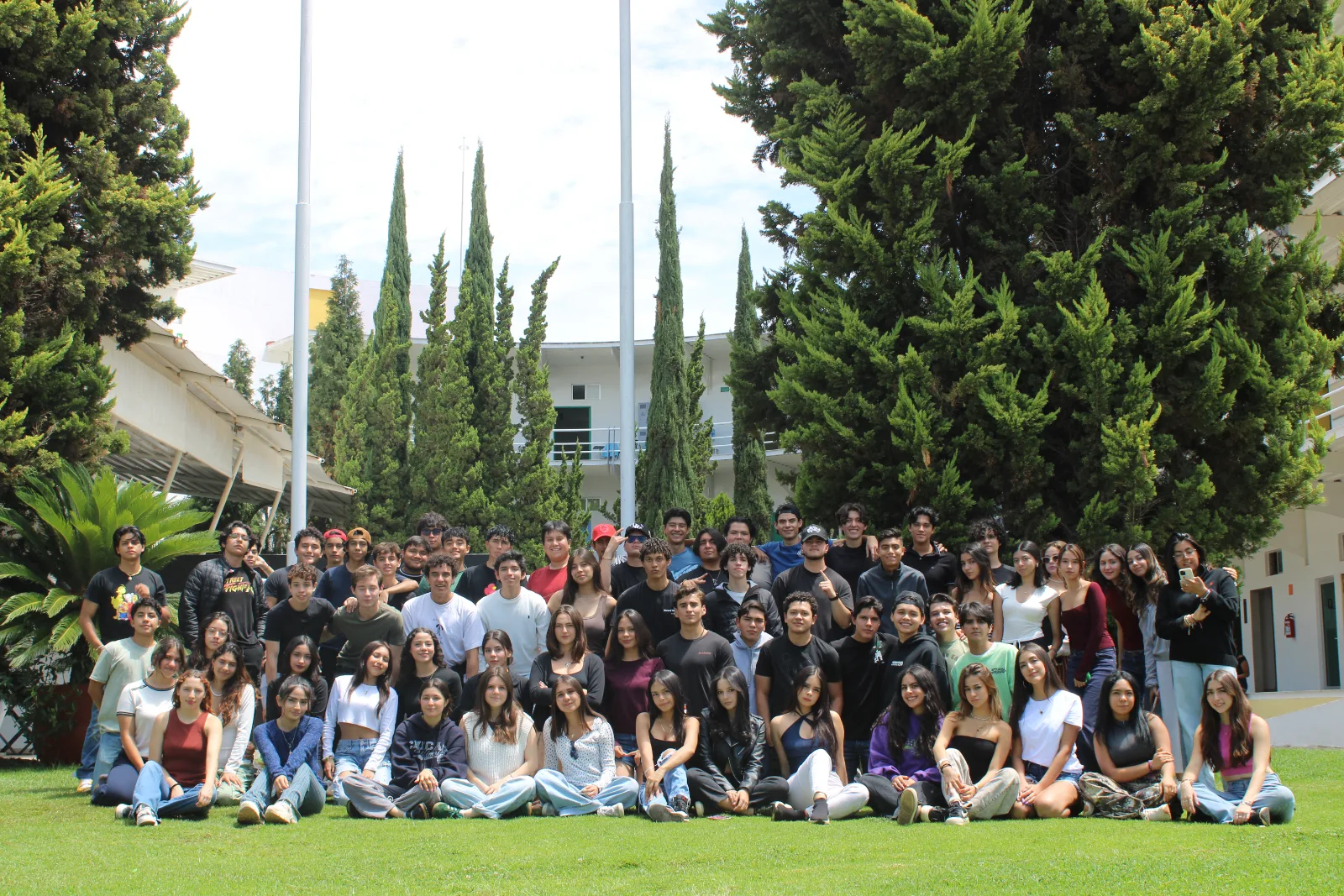 Alumnos atendiendo un puesto navideño para niños visitantes