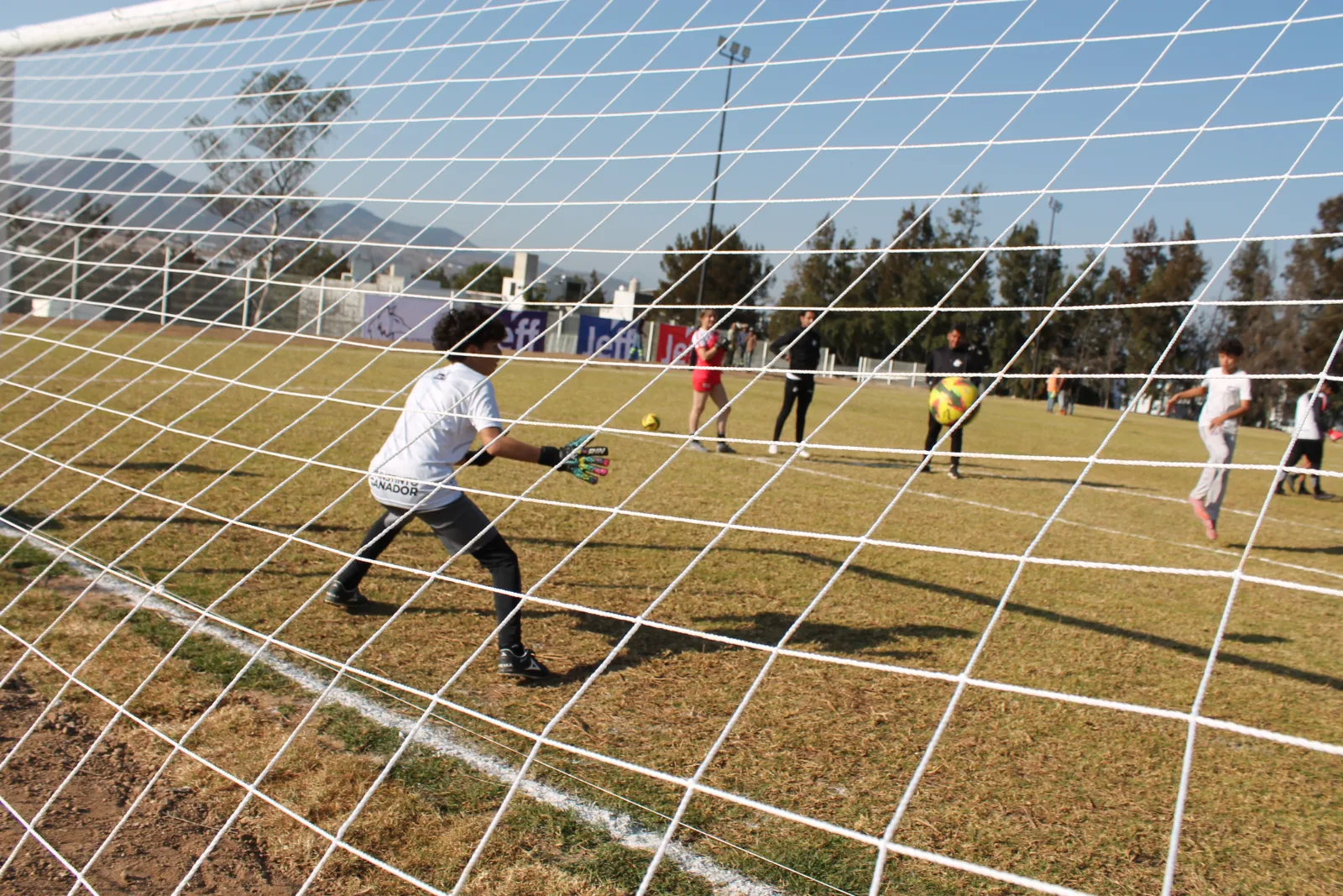 Portero atajando durante un partido de futbol