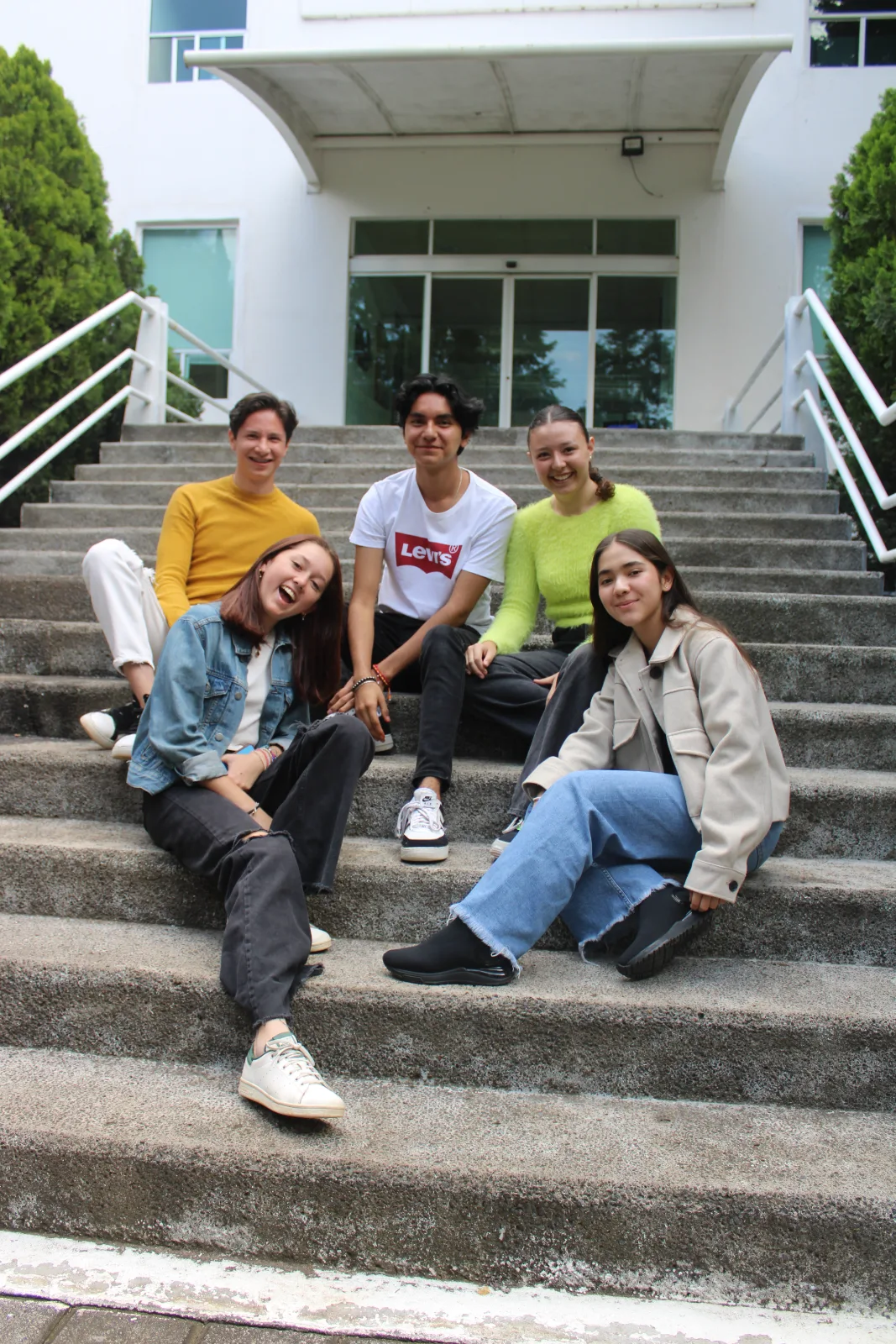 Alumnos del Programa del Diploma IB del colegio Jefferson en la escalinata del campus en Morelia