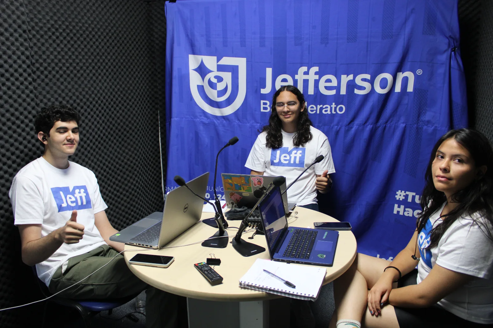 Alumnos grabando en la cabina de comunicación