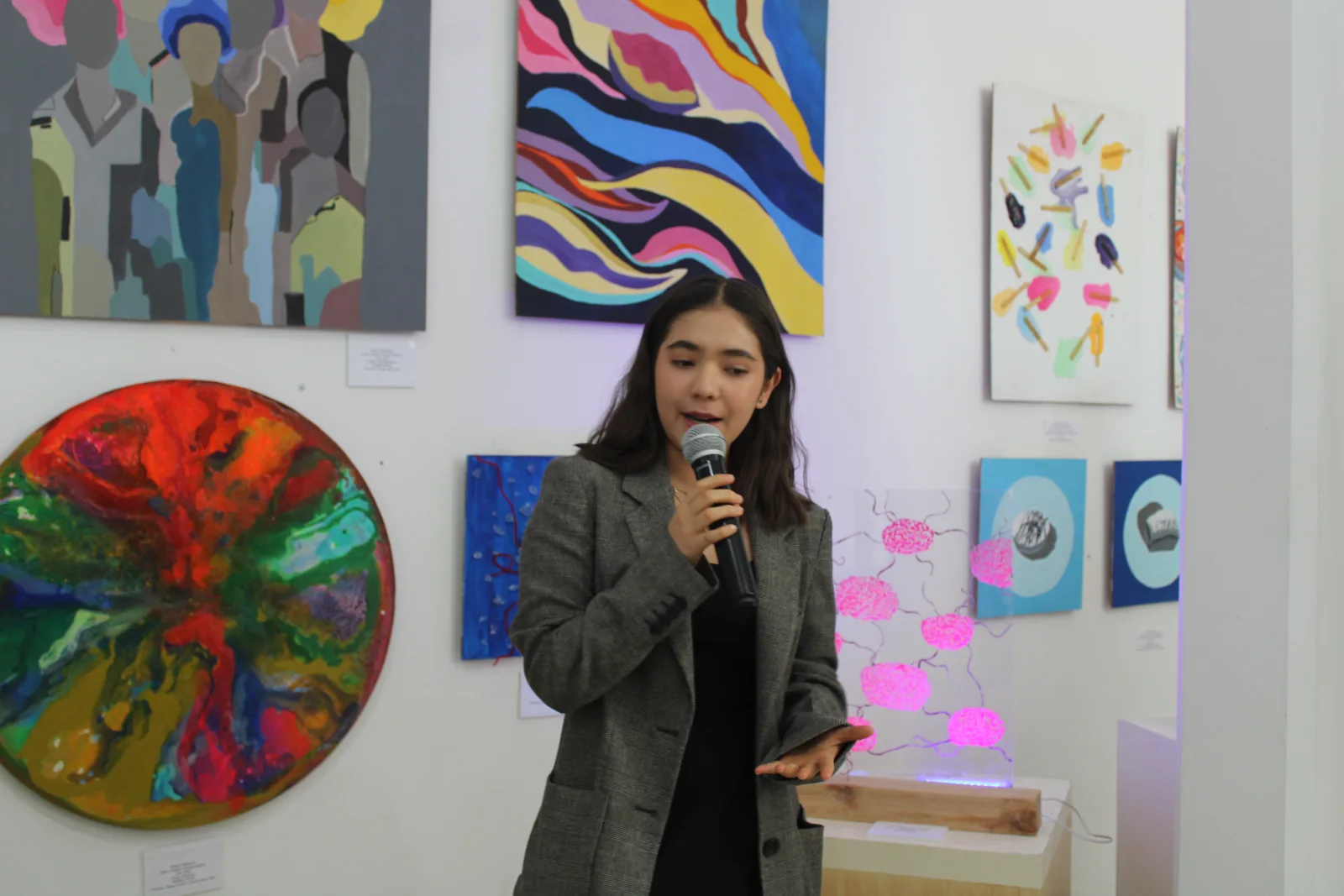Alumna presentando su exposición de artes visuales