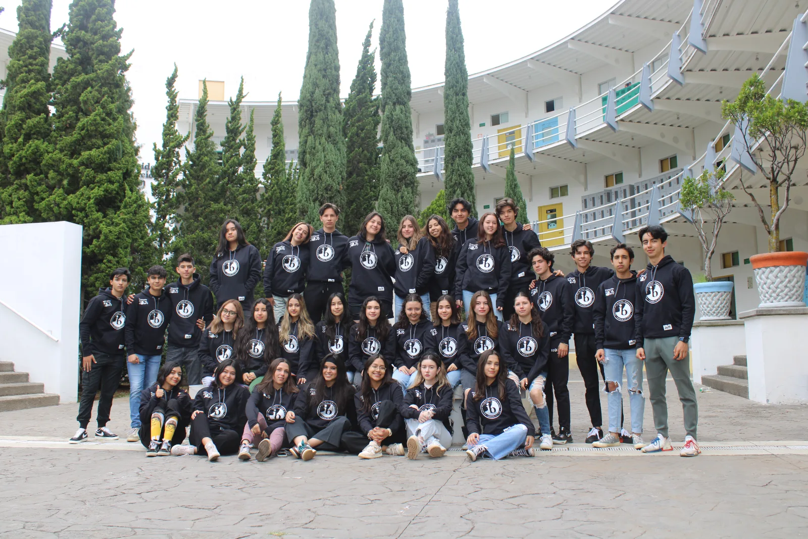 Generación del Diploma IB reunida en el campus