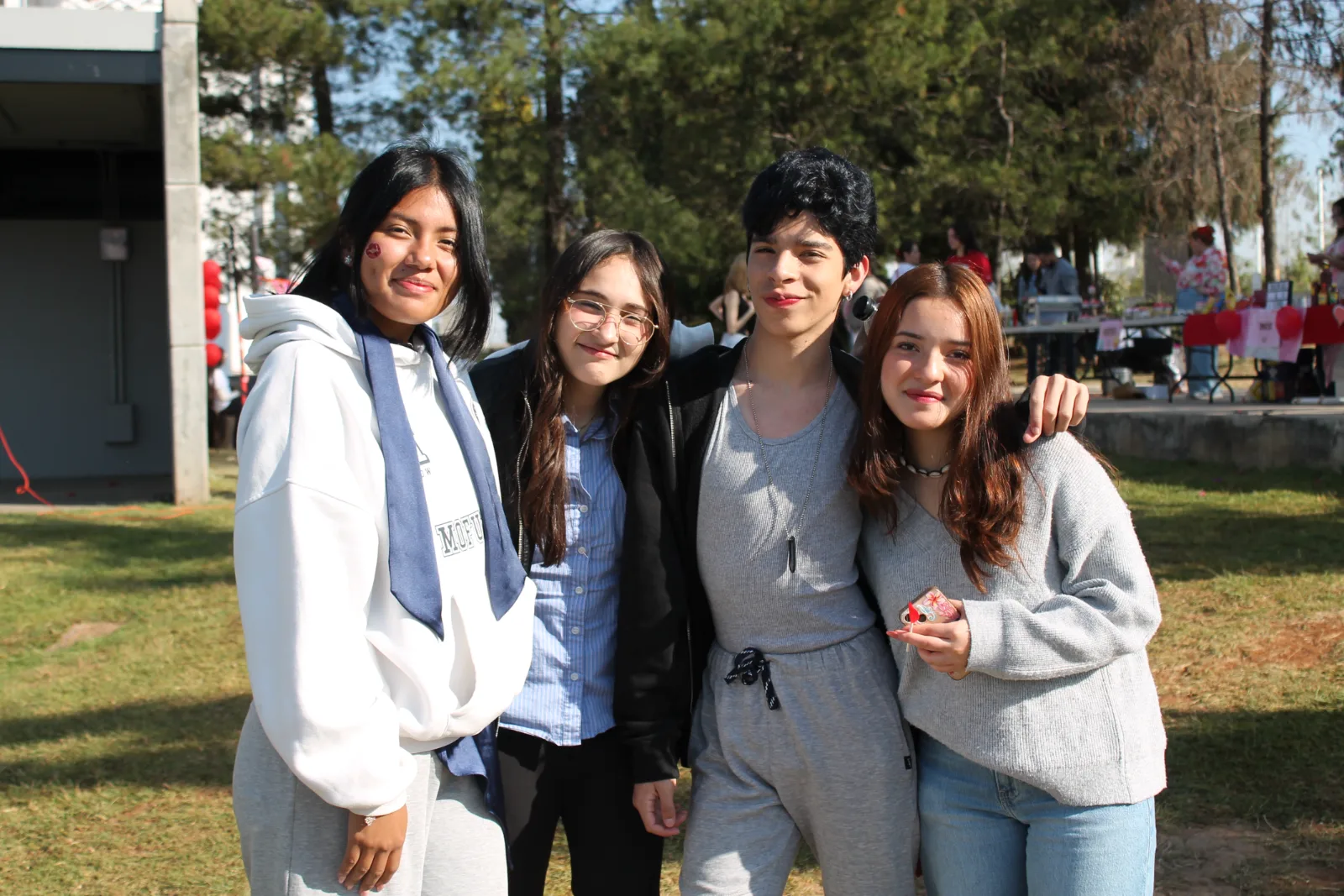 Dos alumnas platicando en una zona de convivencia