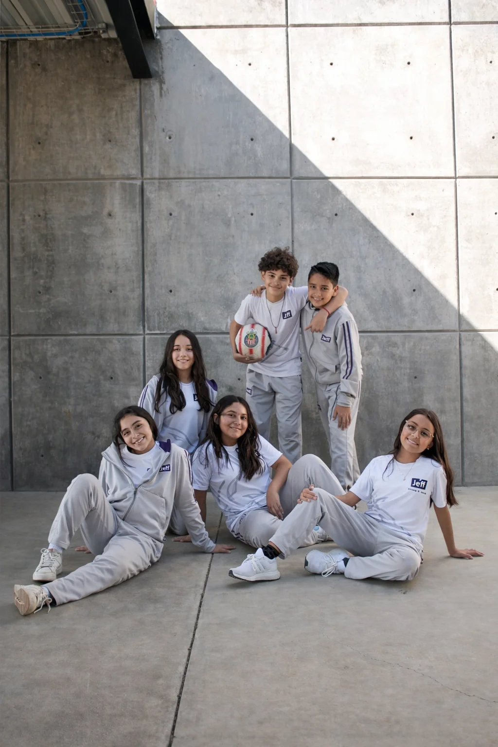 Grupo de alumnos de Secundaria en un proyecto de equipo
