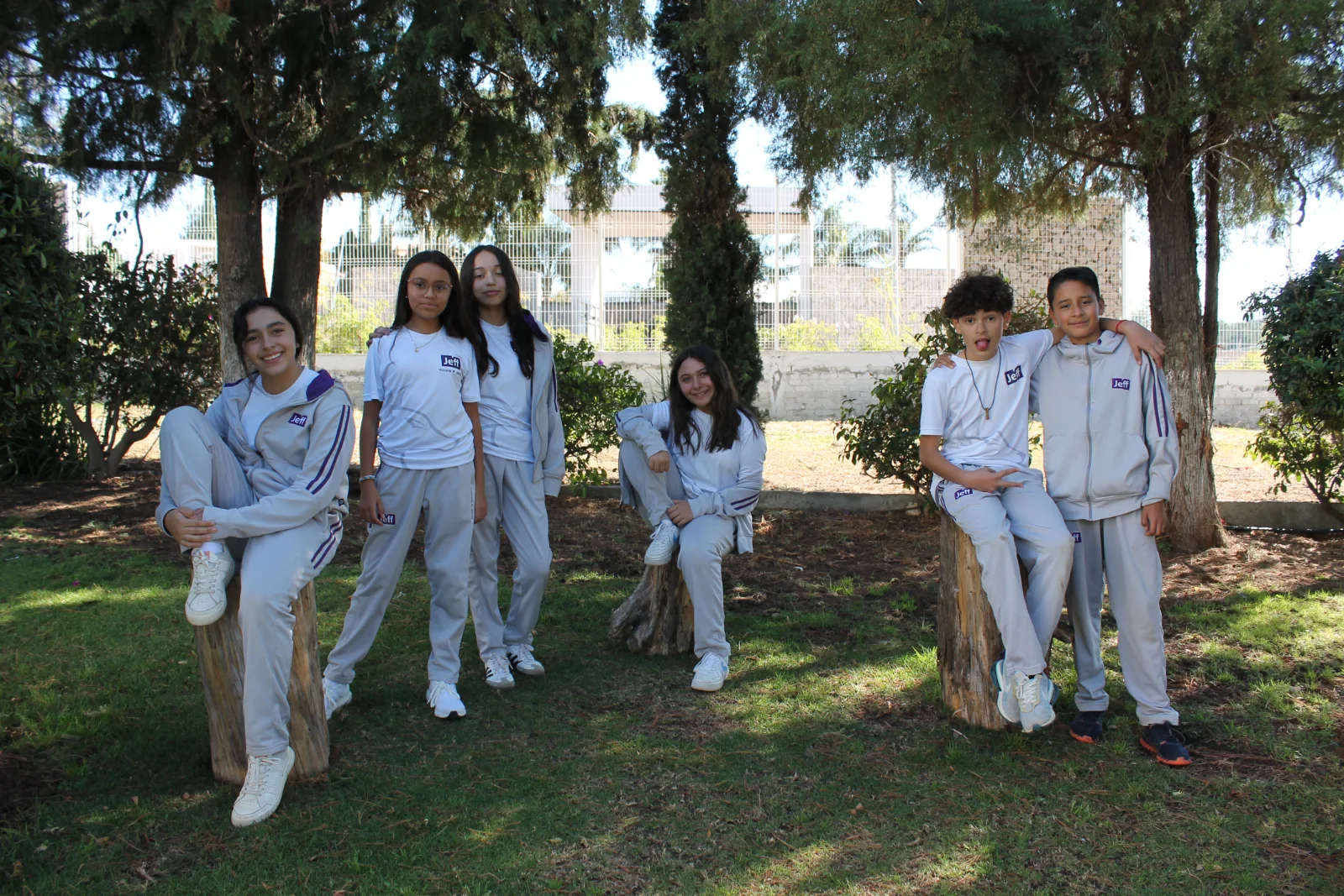 Grupo de alumnos conviviendo en el jardín del campus