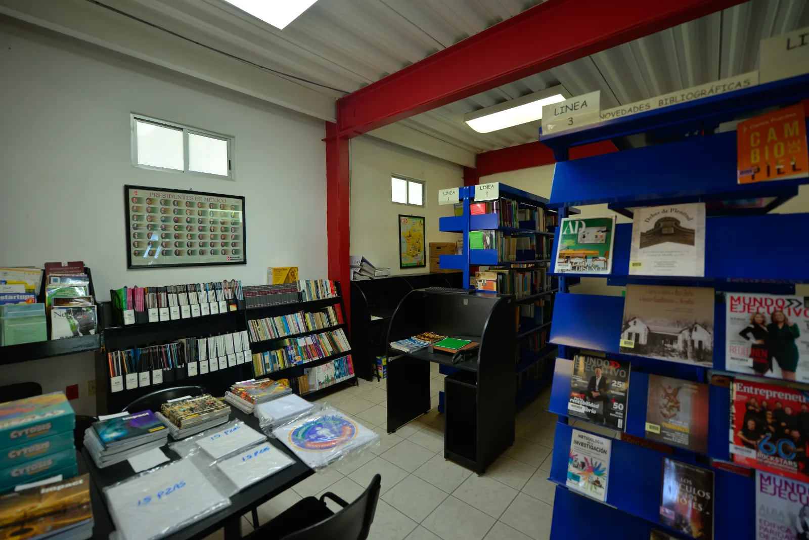 Biblioteca con mesas de estudio y estanterías