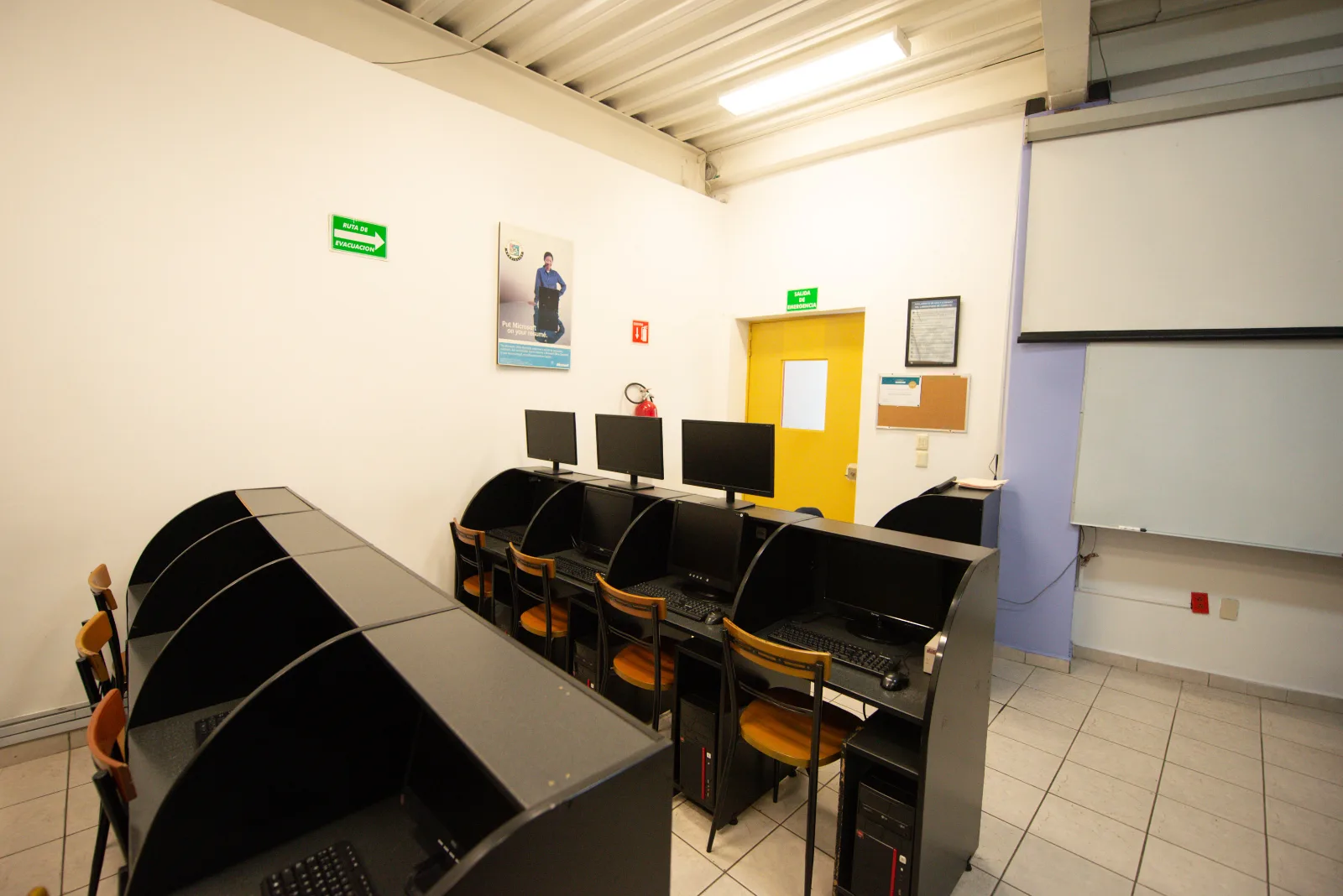 Laboratorio de cómputo con equipos en uso
